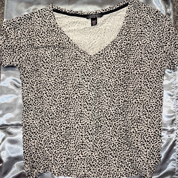 Victoria’s Secret Leopard Print Soft Tee - Picture 1 of 1